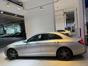 MERCEDES BENZ E200 AMG LINE (R19 LED)